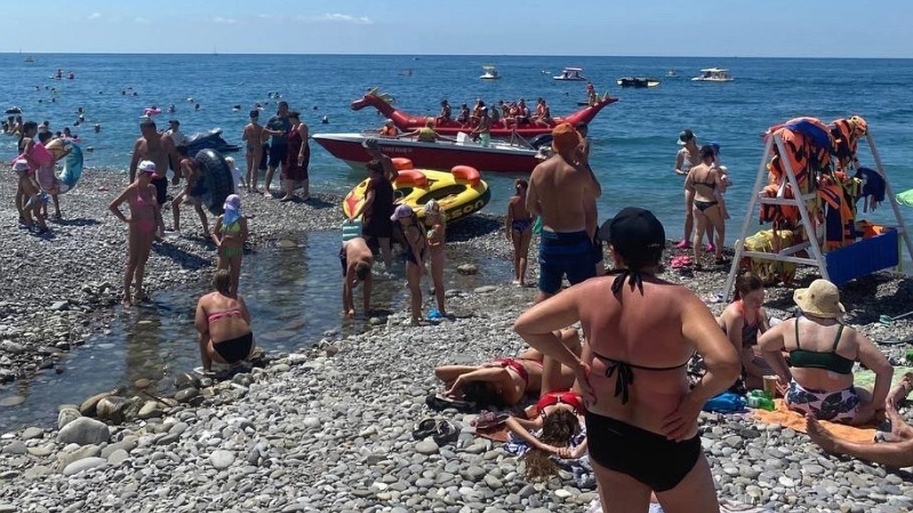 Главная картинка новости: «Едят постоянно дошираки и стоят в очереди за стаканом сока». В Абхазии раскритиковали нищих русских туристов