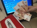 Кассир рассказала, как она проверяет подлинность купюр в 5000 рублей за одну секунду