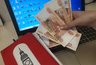 Миниатюра новости: Кассир рассказала, как она проверяет подлинность купюр в 5000 рублей за одну секунду