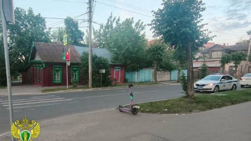 Главная картинка новости: В Костроме подросток на самокате попал под колеса иномарки