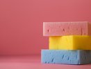 Вам красную или желтую? Кассир из «Пятерочки» наконец-то объяснила, почему губки для мытья посуды делают разных цветов