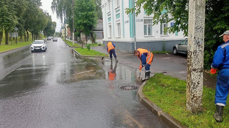 Главная картинка новости: В Костроме коммунальщики устраняют последствия непогоды