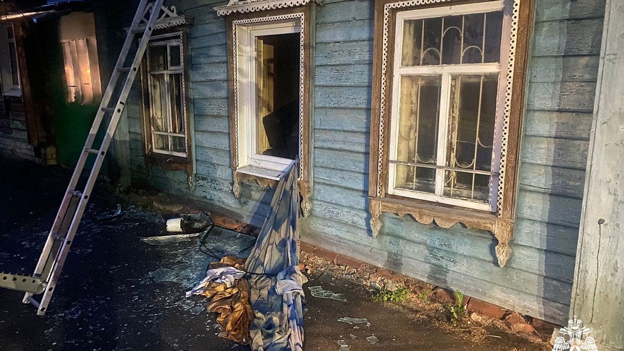 Главная картинка новости: В Костроме на улице Спасокукоцкого произошел пожар в двухквартирном жилом доме