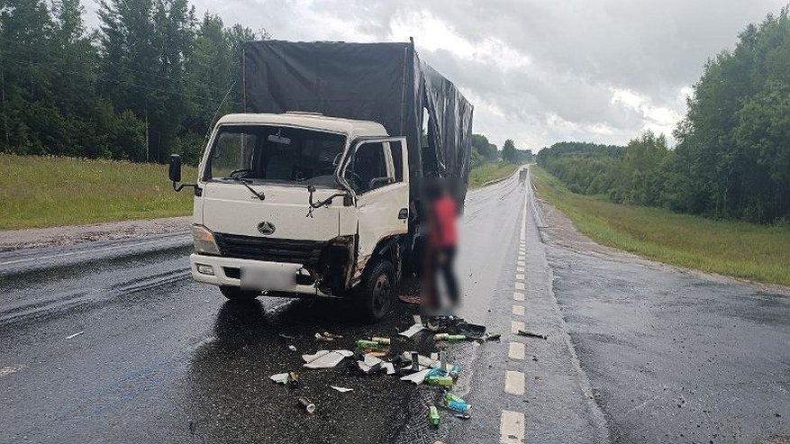 Главная картинка новости: В Костромской области дорогу не поделили грузовик BAW и Mercedes-Benz с прицепом: есть пострадавшие