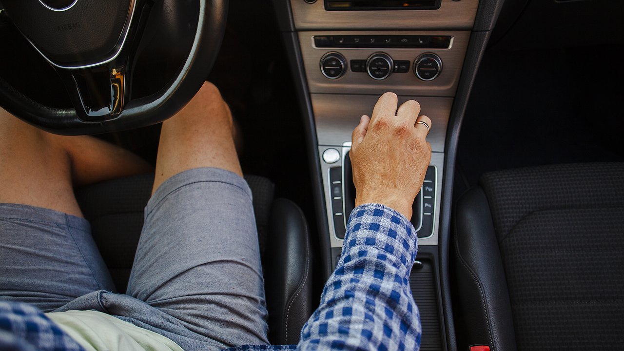 Главная картинка новости: От 7 400 до 18 500 рублей: водителей в России хотят штрафовать за вождение в неудобной обуви