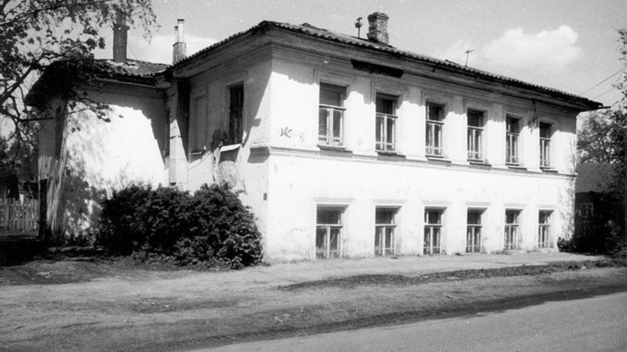 Главная картинка новости: В Костроме двухэтажный особняк на улице Шагова продают за рубль