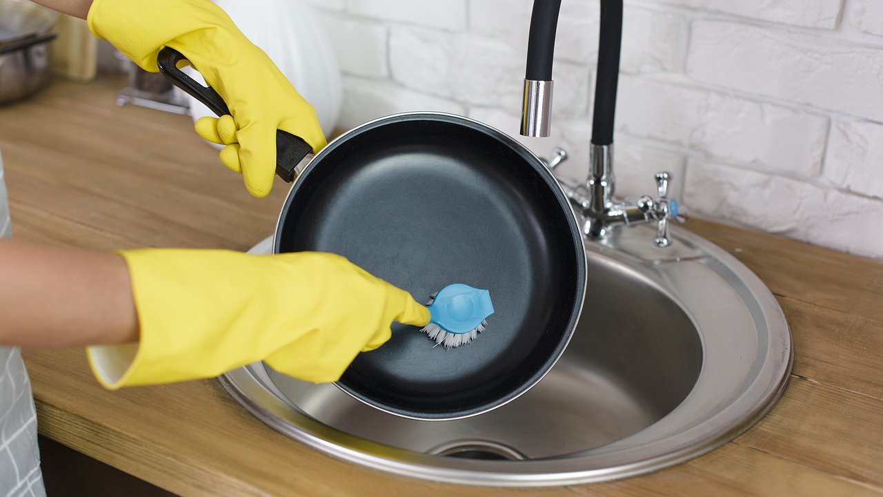 Главная картинка новости: Секретный метод химиков СССР очищает любую сковороду за 5 минут без усилий