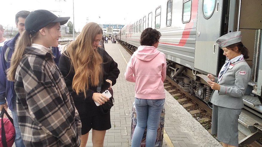 Главная картинка новости: За занавесками в плацкарте охи-вздохи, и каждый рейс у пассажиров что-нибудь пропадает: откровения проводницы РЖД