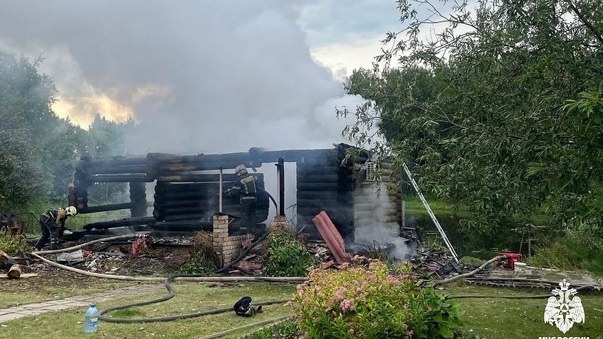 Главная картинка новости: В Костромской области пять домов загорелись после удара молнии