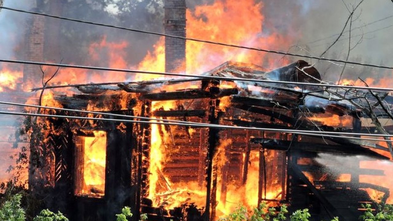 Главная картинка новости: Утром в Шарье вспыхнул садовый дом: спасатели 40 минут боролись с пламенем