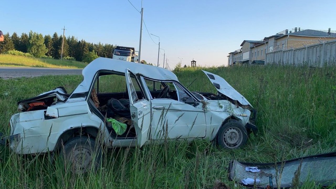 Главная картинка новости: В Чухломском районе грузовик смял "шестерку"
