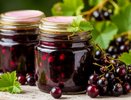 Варенье из черной смородины «12 стаканов»: готовить всего 5 минут, на выходе – вкуснейшее нежное желе с мягкими ягодками