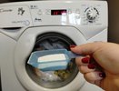 Одна ложка прямо в отсек. Стиралка внутри как новая — вся плесень уйдет на 2 года