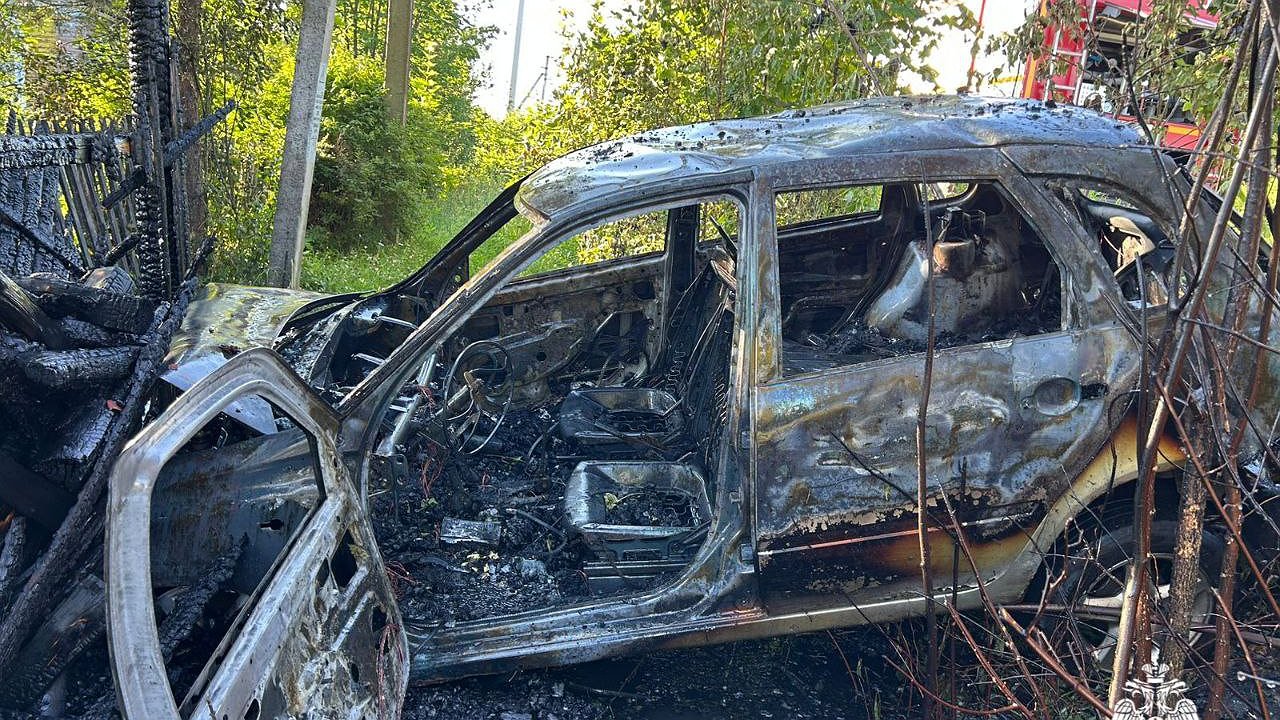 Главная картинка новости: В Костромской области водитель легковушки протаранил хозпостройку: авто вспыхнуло