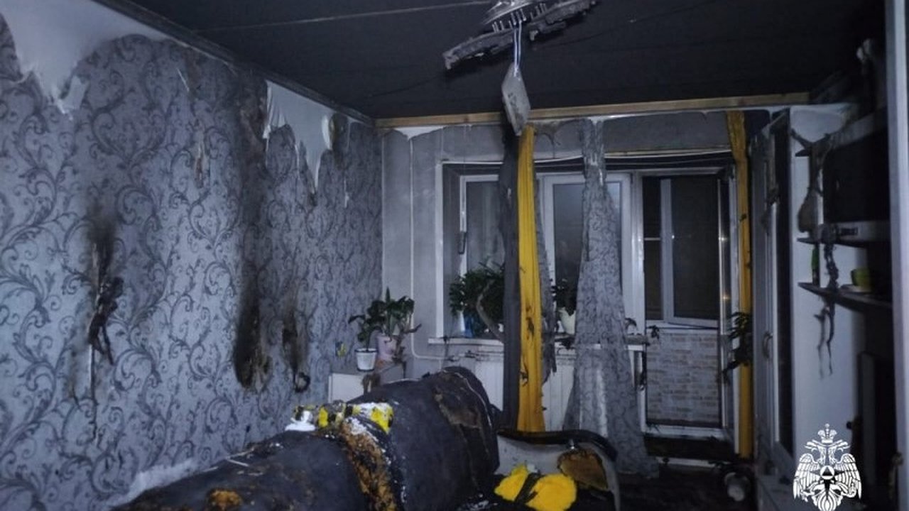 Главная картинка новости: Ночью в Нерехте загорелась квартира в пятиэтажном доме