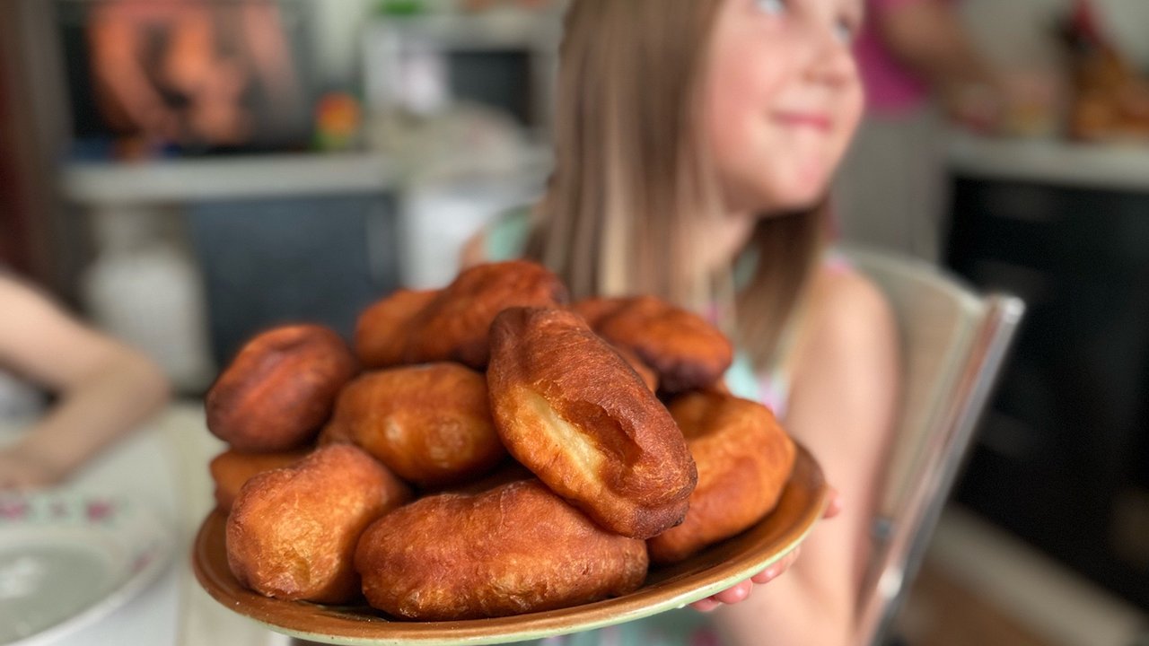 Главная картинка новости: Такие пирожки сметают со стола за 2 минуты - получаются вкуснее, чем у бабушки в деревне: тесто воздушнее облака