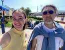 Костромичи фотографируются с гуляющим по центру города Сергеем Шнуровым