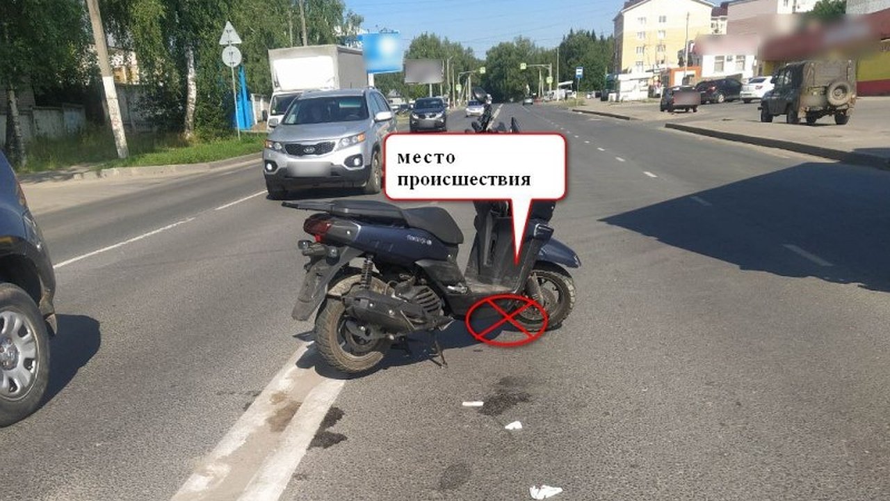 Главная картинка новости: Водитель скутера в Костроме не справился с управлением и угодил в больницу