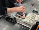"Деньги уже не вернуть": как продавцы на кассе в "Пятерочке" обманывают покупателей - реальная история