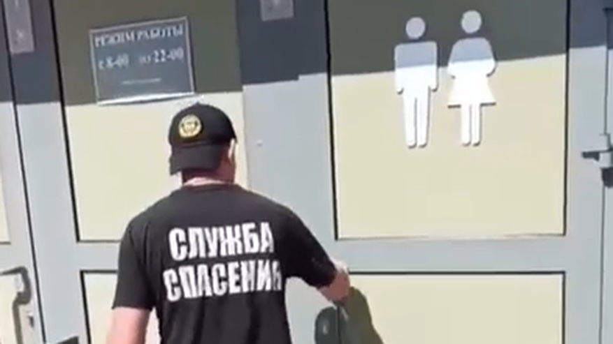 Главная картинка новости: Как в ловушке: костромич провел жаркие минуты в заклинившем общественном туалете