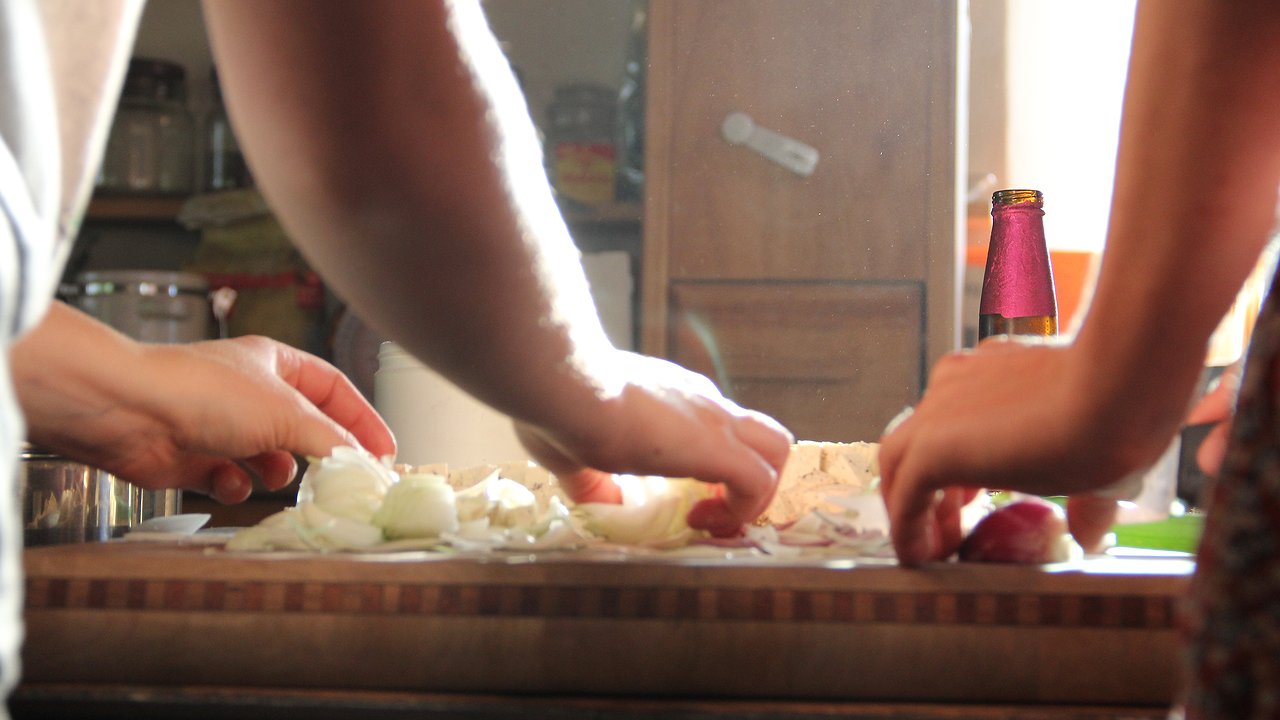 Главная картинка новости: Улетают за один присест: готовлю хрустящие фаршированные перцы — лучше любой колбасы и мяса