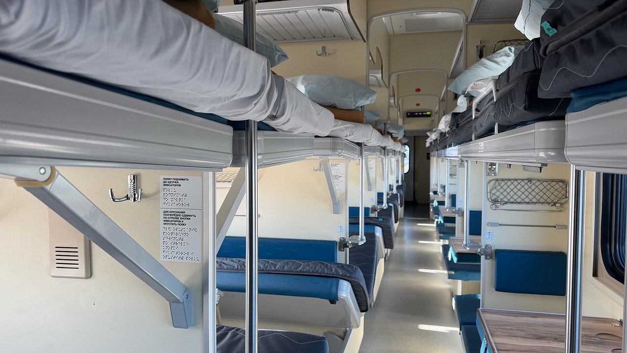 Главная картинка новости: Разгорелся конфликт из-за колбасы: для плацкарта неудивительно, а для купе — странно: поездка в РЖД вызвала недоумение