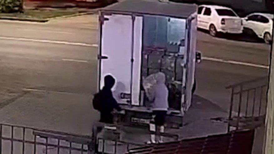 Главная картинка новости: В Костроме два молодых человека обокрали грузовик у пункта выдачи маркетплейса