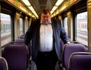 Я не влезаю! Пересаживайтесь! — полный пассажир устроил скандал в купе и обидел проводницу