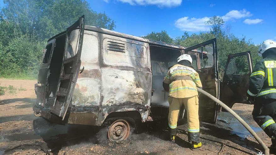 Главная картинка новости: В Шарьинском районе на ходу загорелся УАЗ