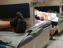 Женщина, заберите своего мужа — он уже весь вагон достал: пассажиры на нижних полках всю дорогу страдали от попутчика