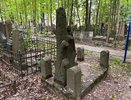 Внезапно побывала на экскурсии на еврейском кладбище — удивили камни на входе и памятники необычной формы