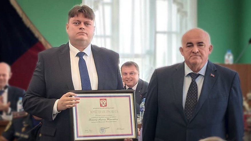 Главная картинка новости: Сергей Ситников вручил госнаграду Президента России замгубернатора Марату Хасанову