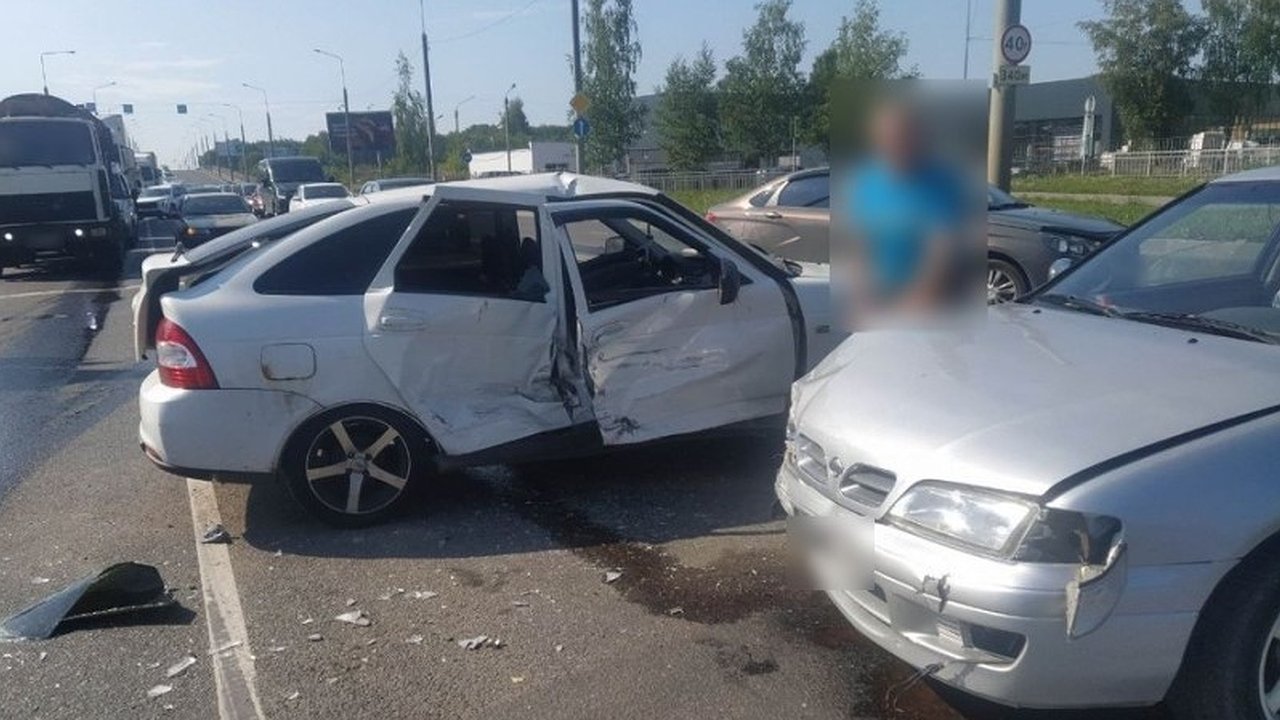 Главная картинка новости: Водитель "Лады Приоры" не пропустил иномарку на перекрестке в Костроме