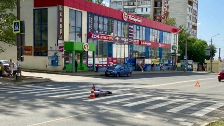 Главная картинка новости: Подростки выехали на электросамокате на пешеходный переход: подробности ДТП с "Грантой" в Костроме