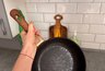 Миниатюра новости: 2 струи на сковороду — и нагар отпадет хлопьями: очистится даже вековой слой