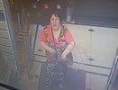 В Костроме ищут женщину в разноцветном халате, которая украла коробку с барабанной стойкой