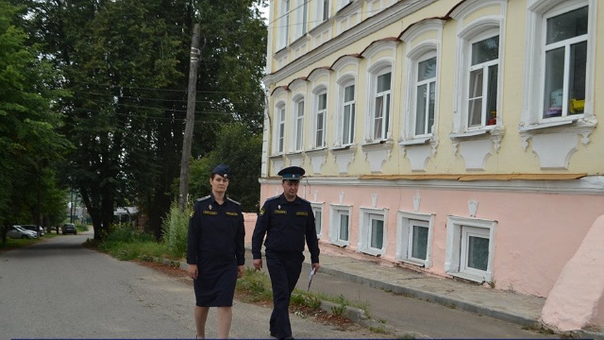 Главная картинка новости: Судебные приставы помогли жительнице Костромы избавиться от холода и запахов из подвала