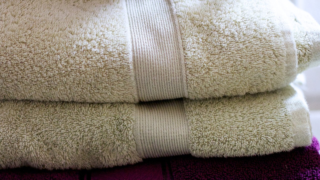 Главная картинка новости: 2 ложки в таз — и полотенца мягче пуха и воздушнее облака: хоть младенца вытирай, даже старая тряпка превратится в нежность