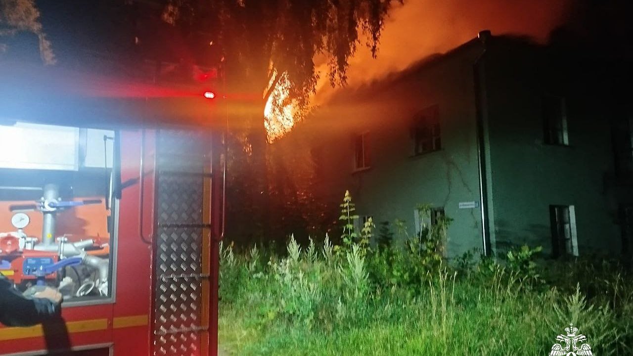 Главная картинка новости: На Студенческом проезде в Костроме сгорел магазин