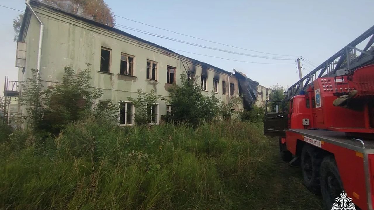 Главная картинка новости: В Костромской области спасатели почти сутки тушили пожар в заброшке