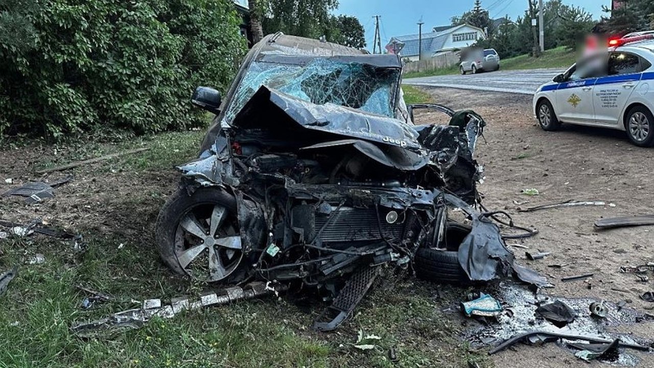 Главная картинка новости: Под Костромой Jeep Grand Cherokee отбросило на забор после столкновения с деревом