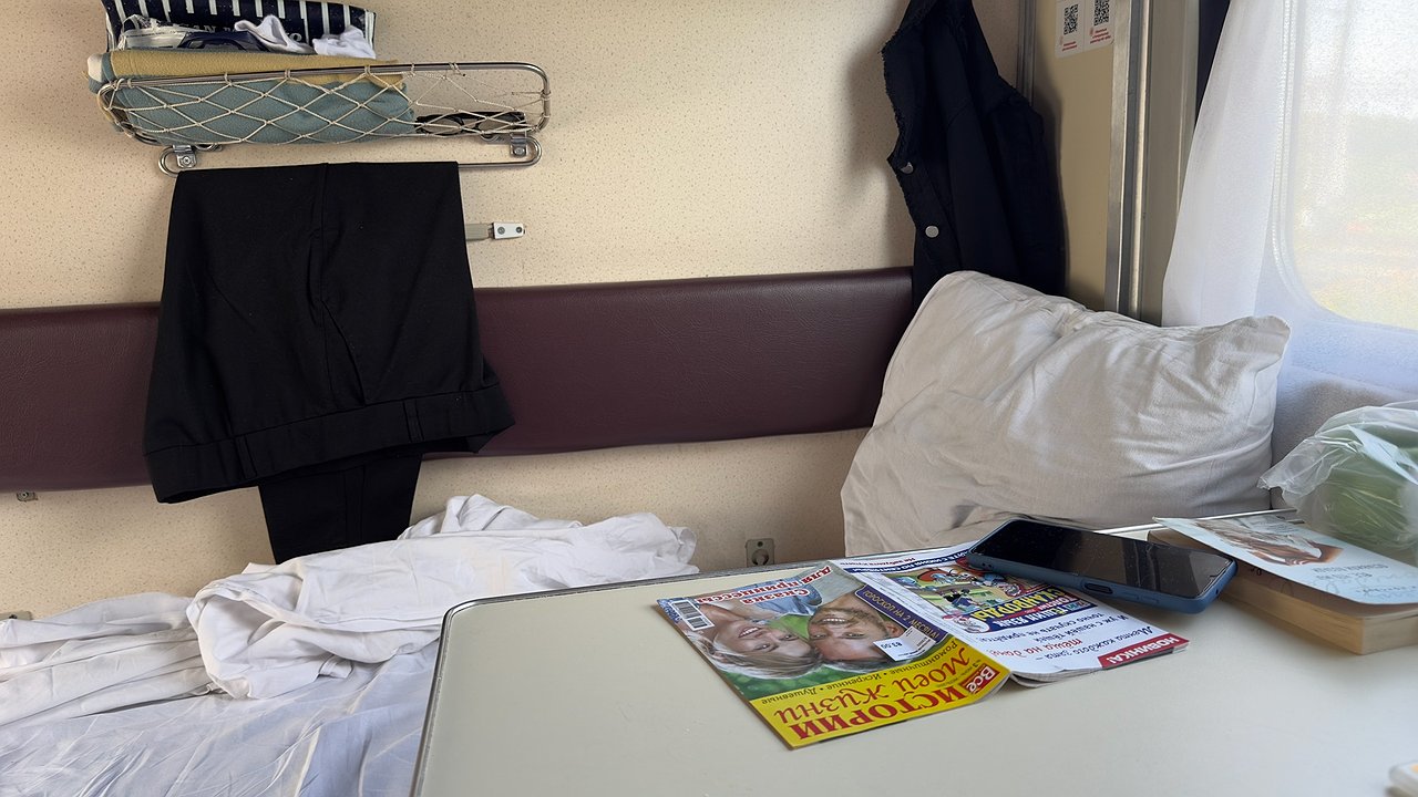 Главная картинка новости: С вам поедет попутчица. Тут все купе свободное: наглая проводница посадила пассажиров в полностью выкупленное мной купе