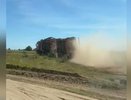 В Костромской области грузовики с местного карьера поднимают огромное количество пыли