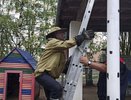 В Костроме спасатели убрали осиное гнездо с территории детского сада