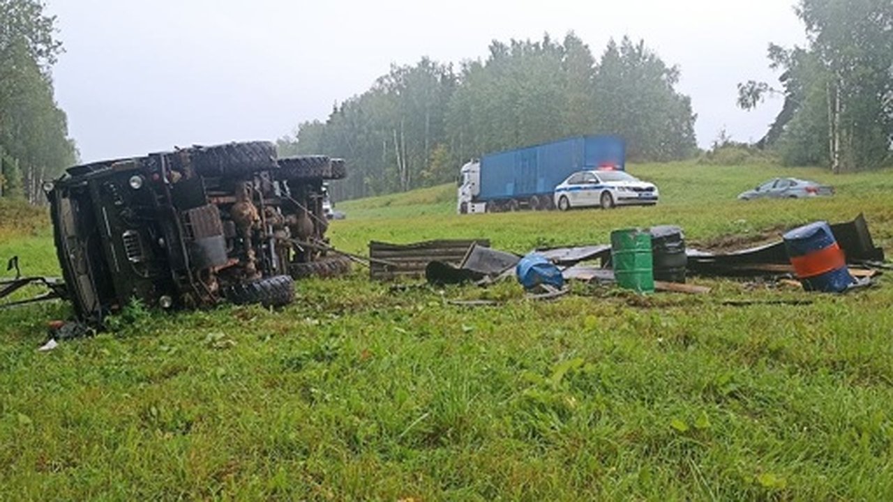 Главная картинка новости: В Костромской области КАМАЗ слетел с дороги и перевернулся: есть пострадавшие
