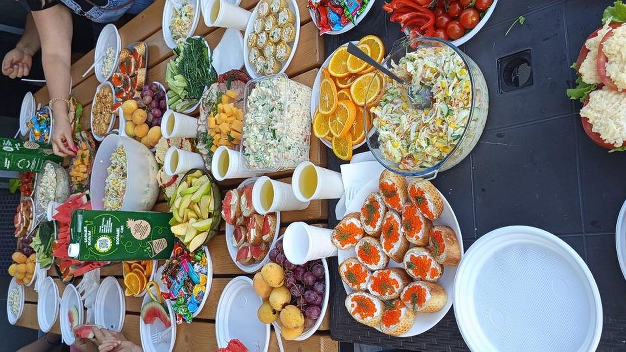 Главная картинка новости: Впервые была на дне рождения в России. В Канаде приходят со своей едой и забирают ее остатки