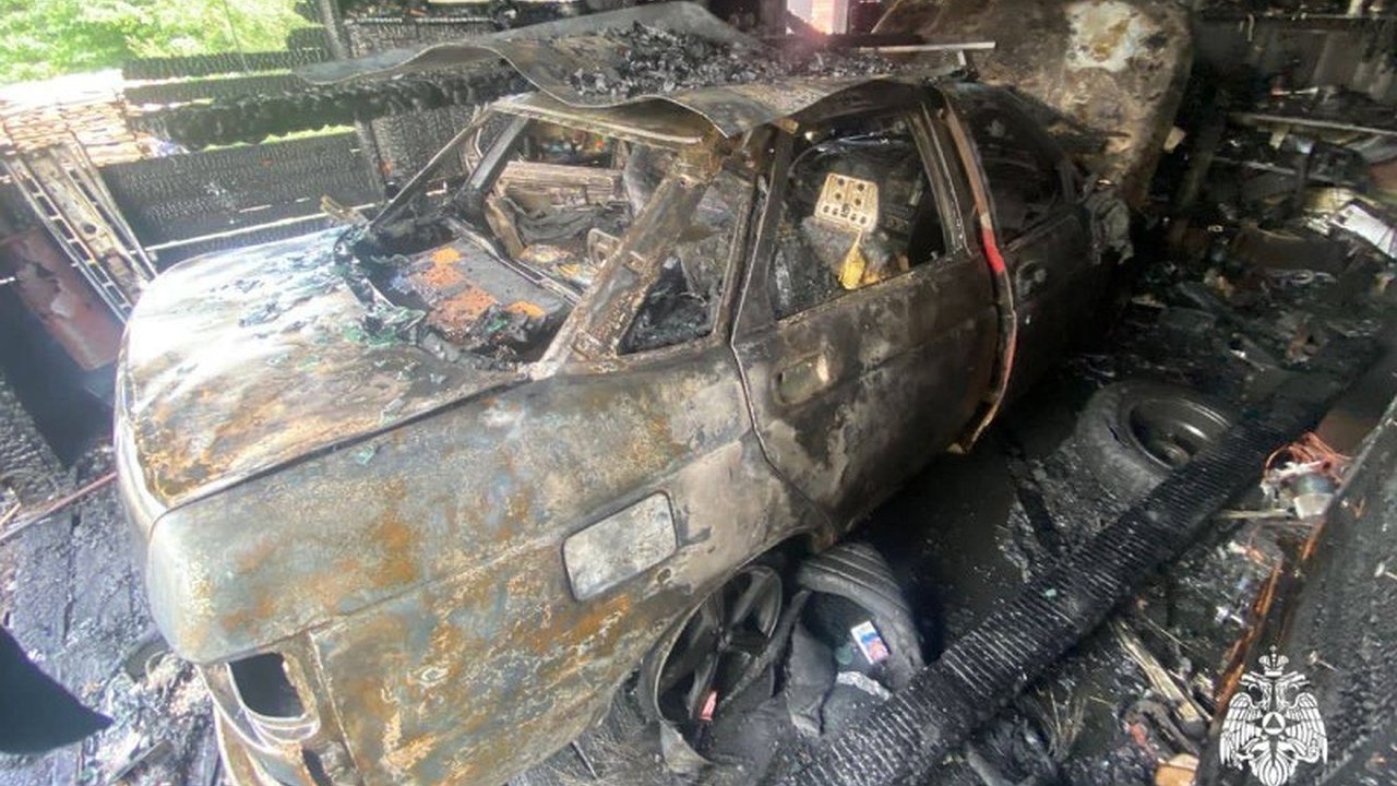 Главная картинка новости: При зарядке аккумулятора в Костромской области вспыхнул гараж с машиной