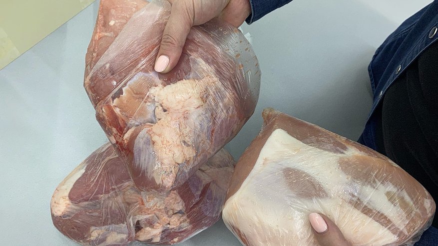 Главная картинка новости: Купил на рынке мясо, а в нем плотные синие шарики. Можно есть такую говядину, если долго её отварить?