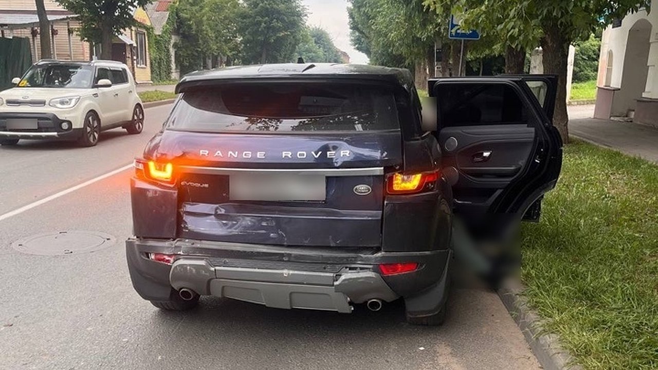 Главная картинка новости: В Костроме грузовик врезался в Land Rover: пострадал ребенок