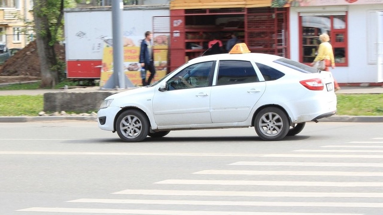 Главная картинка новости: Водитель такси нашел забытую пассажиром карту и оплатил свои покупки